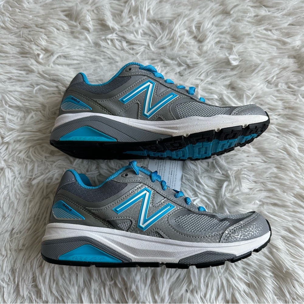 New Balance Womens 1540v3 Sneakers Silver Blue New In Box Size 5 Extra Narrow - Picture 4 of 8